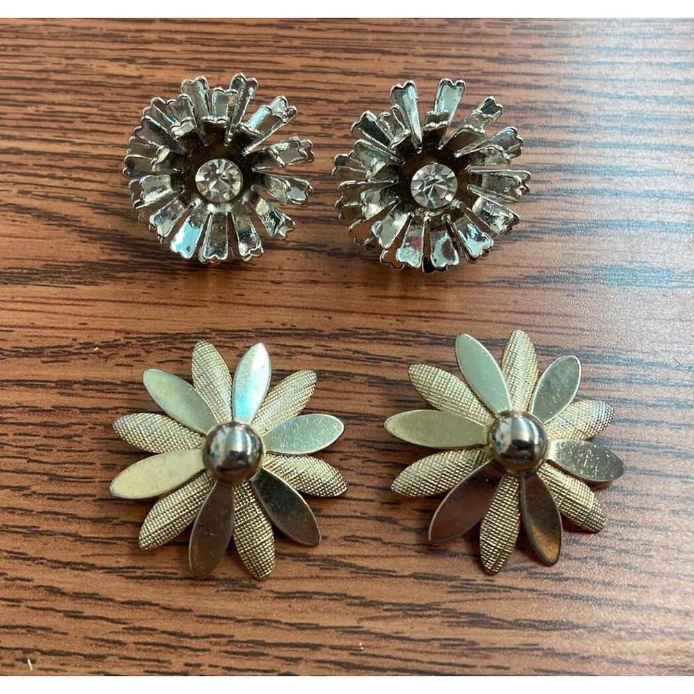 Lot Of 2 Pairs Clip On Screw On Earrings Sara Cov. Goldtone Daisy And Silver